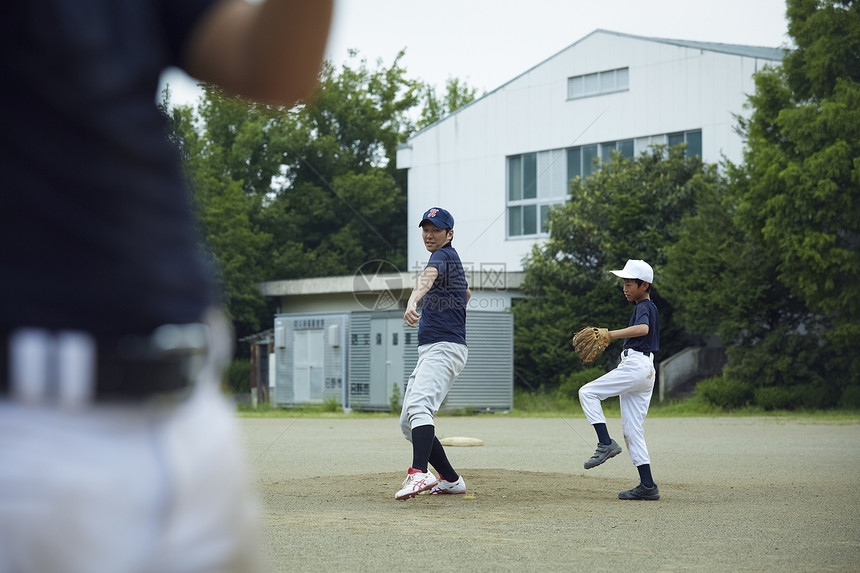 文稿空间所长户外练习棒球的小男孩图片