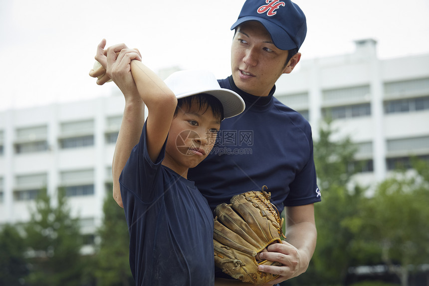 空白部分练习小孩男孩棒球运动员实践的投球画象图片