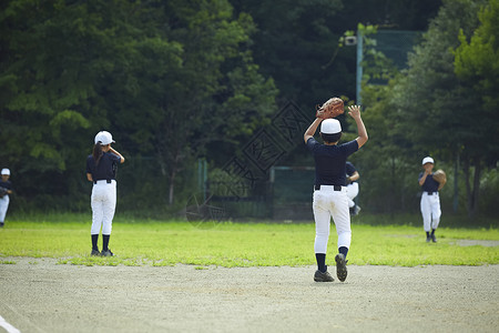 3人女孩拿出少年棒球练习比赛防守图片