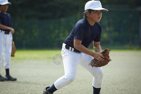 校园夏男少年棒球练习比赛防守图片