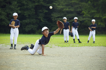 小孩学龄儿童男男孩棒球比赛男孩传染球图片