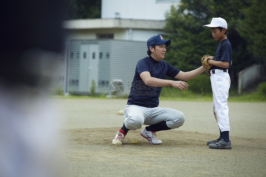 训练空白部分导演男孩棒球运动员实践的投球画象图片