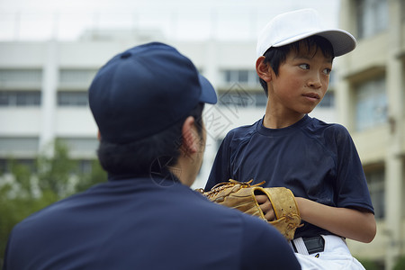 老板男子原野男孩棒球练习导演和男孩图片