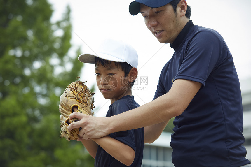 上司所长俱乐部活动男孩棒球运动员实践的投球画象图片