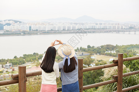  公园郊游踏青的女孩图片