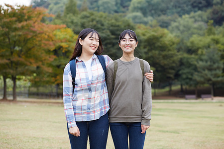 草韩国人青年青春朋友旅行图片