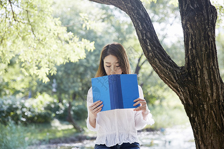 公园里阅读的青年女性图片