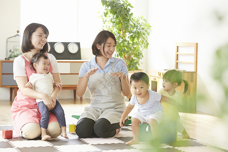 学前班陪伴孩子们的老师图片