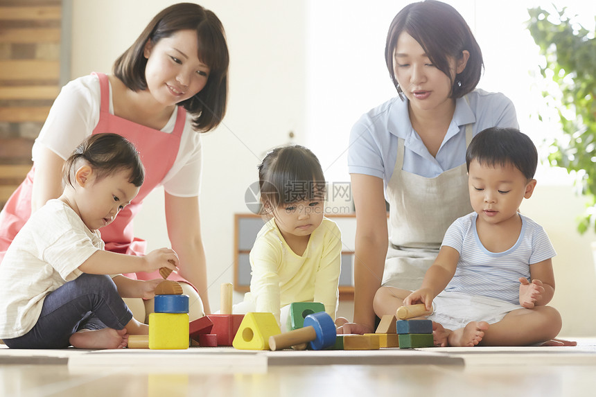 陪伴孩子们玩耍的幼儿园老师图片