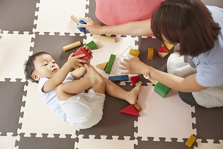 陪伴孩子玩耍的幼儿园老师图片