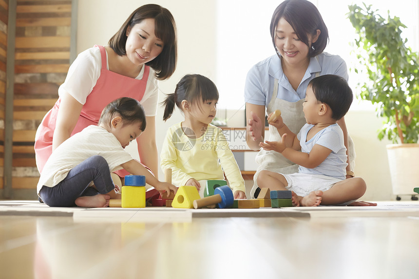 陪伴孩子玩耍的幼儿园老师图片