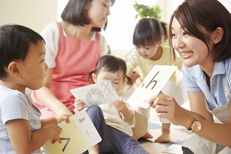 托儿所老师引导孩子学习图片