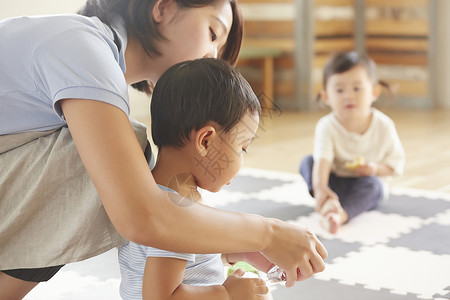 托儿所老师在照顾小孩背景图片