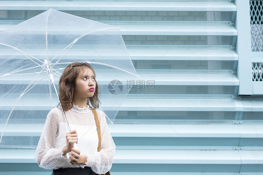 一个出门打伞的女人图片