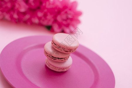 粉红色背景的甜点饼干图片