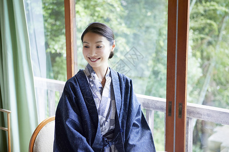 日本人假期姐妹出游享受温泉旅行的妇女图片