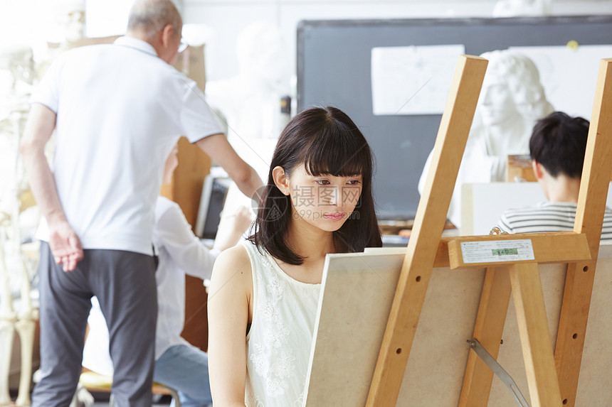 年轻人大学拍摄画一张照片的妇女图片