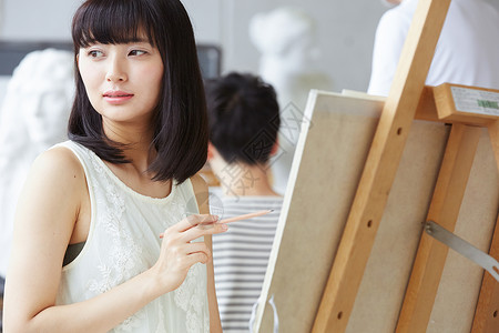 日本人上课文化学派画一张照片的妇女图片