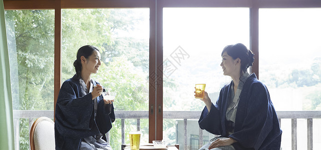 和服美女闺蜜饮用的啤酒图片