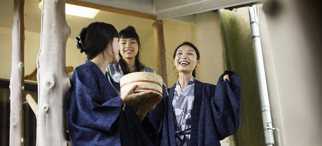 亚洲外部露天池带来享受温泉旅行的妇女图片