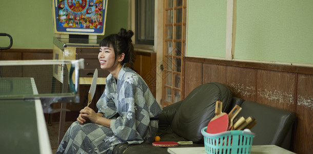 独自旅行乒乓球度假妇女在温泉娱乐室图片