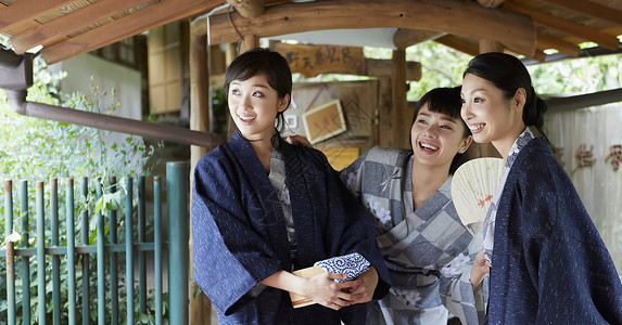 休息院子日本享受温泉旅行的妇女图片