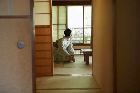 美人指导日式服装客栈的女主人图片