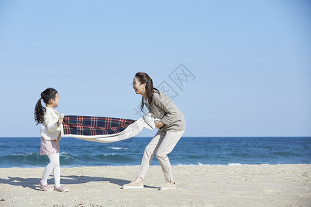 假期海边的母女旅行图片