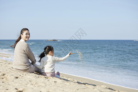 假期海边的母女旅行图片