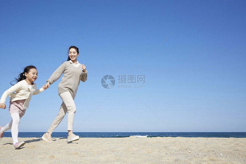 海边的母女牵手旅行图片