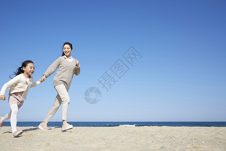 海边的母女牵手旅行图片