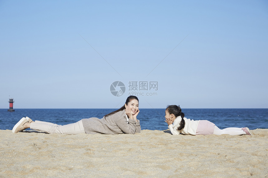 假期海边的母女旅行图片