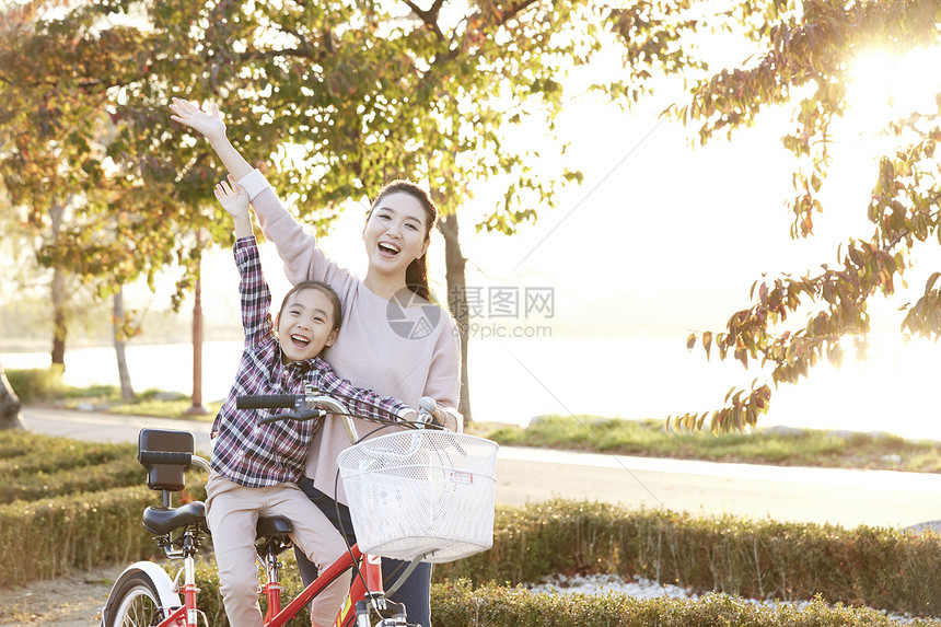 瓦因韩国人欣喜妈妈女儿公园自行车图片