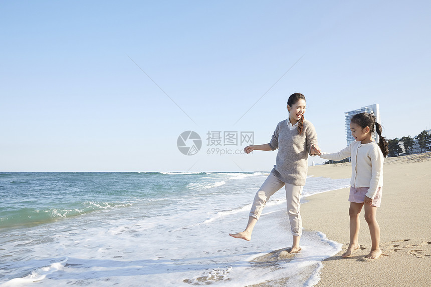 海边沙滩上玩耍的母女图片