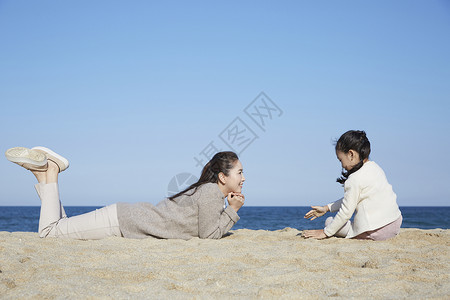 海边沙滩上母女图片