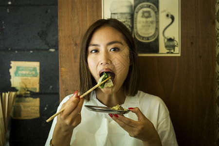 酷女人在店里吃菜图片