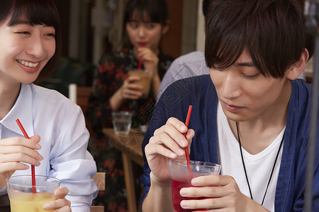 在咖啡馆喝饮料的青年人桌子高清图片素材