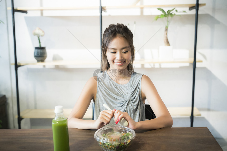 健康生活吃有机食品的女人图片