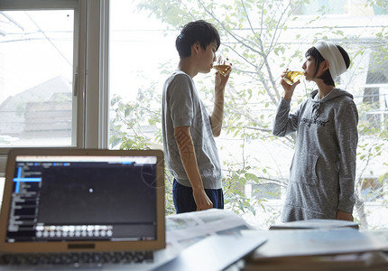两个年轻人在窗边聊天喝茶亲密高清图片素材