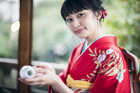 青年可爱日式风格和服女人喝酒图片