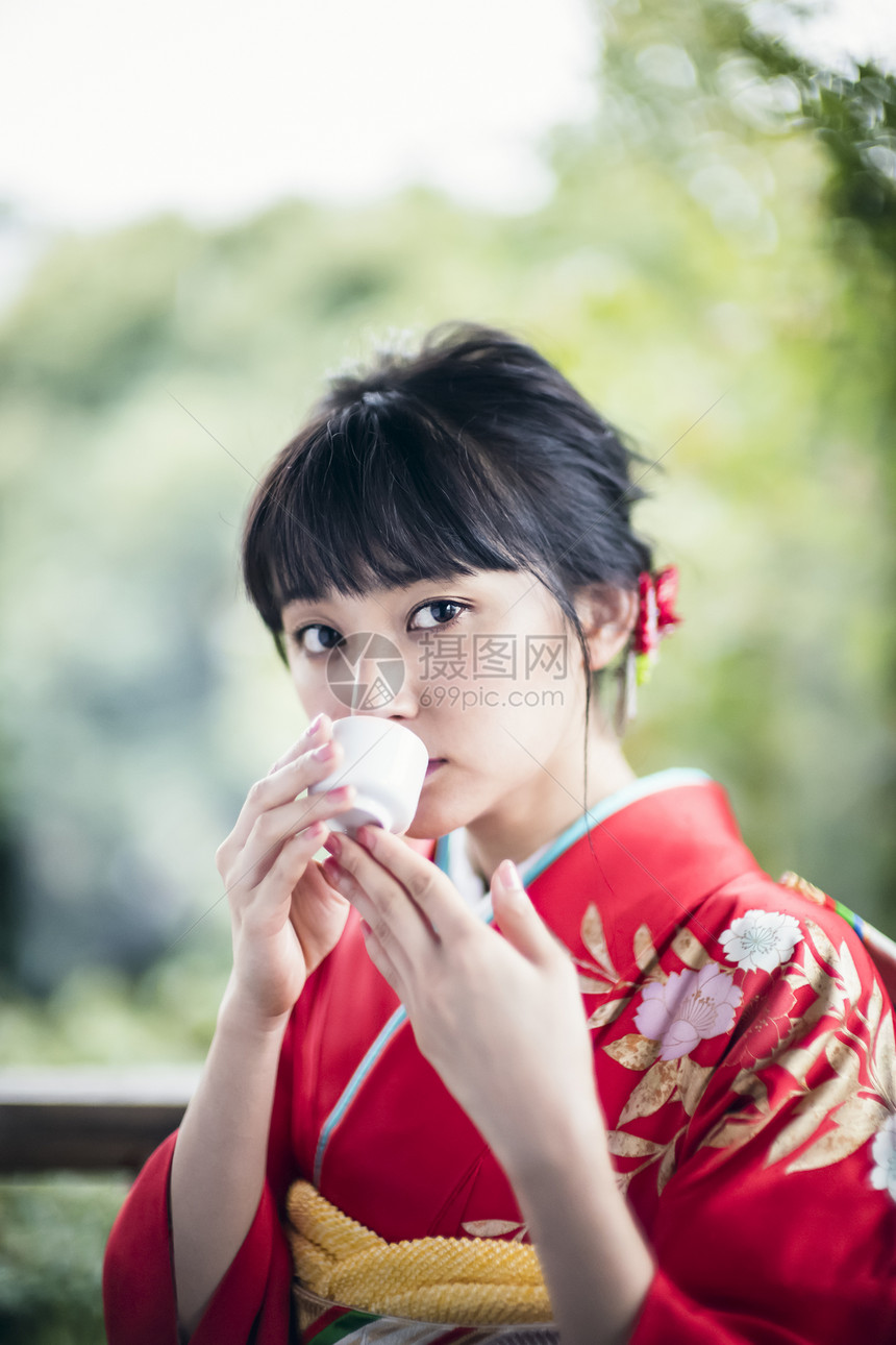 日式和服美女喝茶图片
