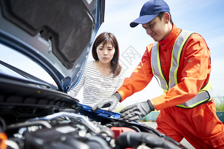 道路救援人员检查故障车辆图片