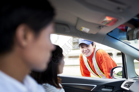 道路救援服务人员询问司机状况图片