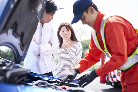 道路救援人员检查故障车辆图片