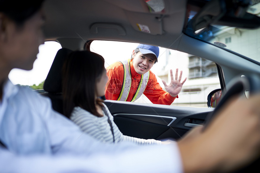 道路救援服务人员询问司机状况图片