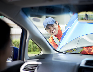 道路救援服务人员与客户沟通图片