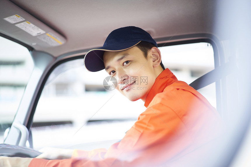 道路救援服务人员开车图片