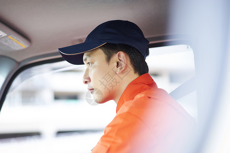 道路救援服务人员开车图片