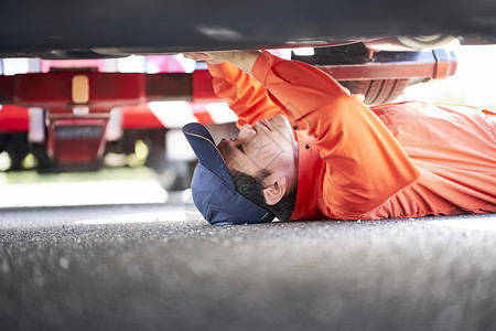 道路救援工作人员检查车辆底部图片