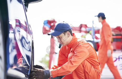 道路救援服务人员检查更换轮胎图片